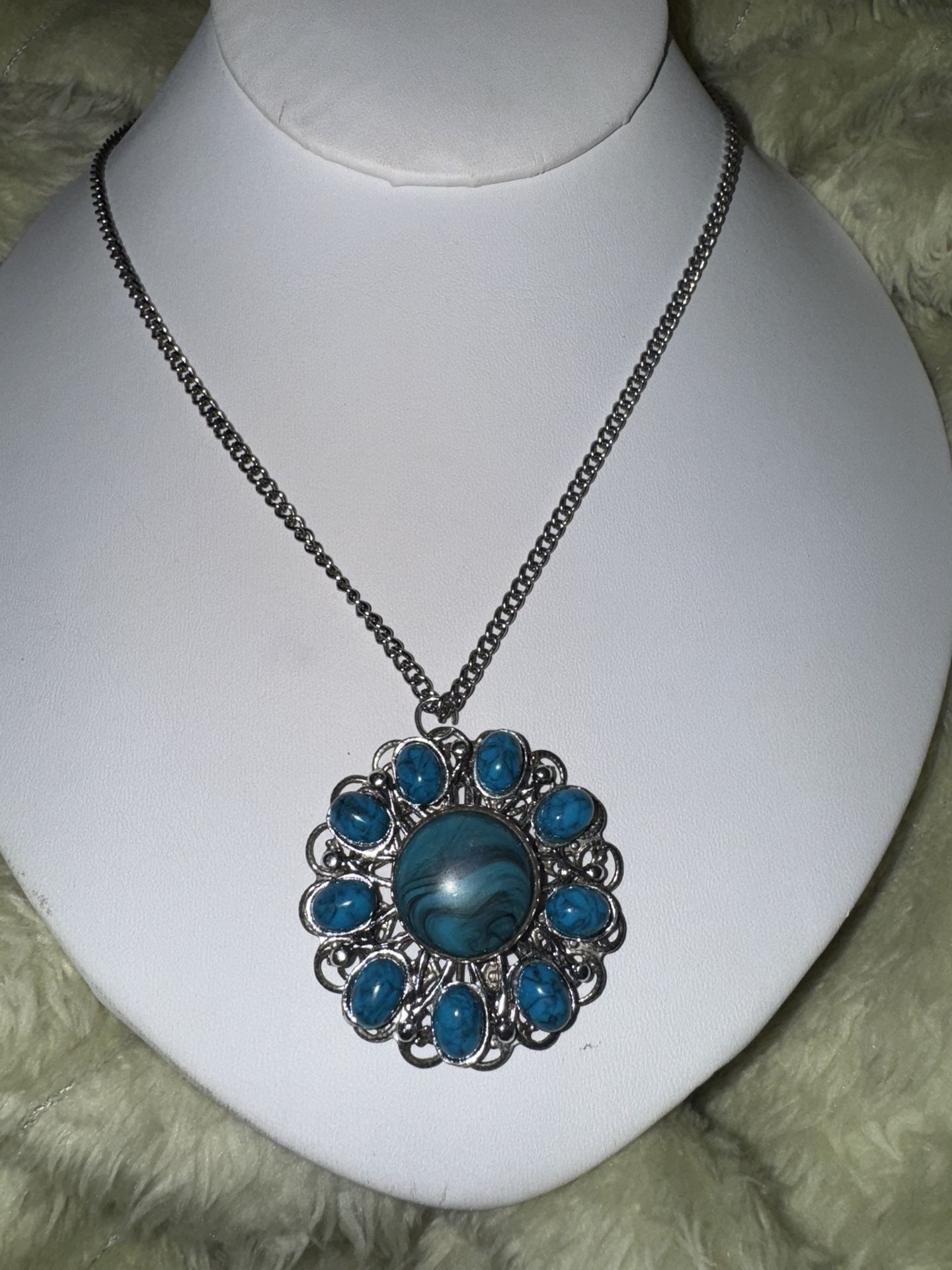 Vintage Faux Turquoise Flower Shape Pendant/Necklace