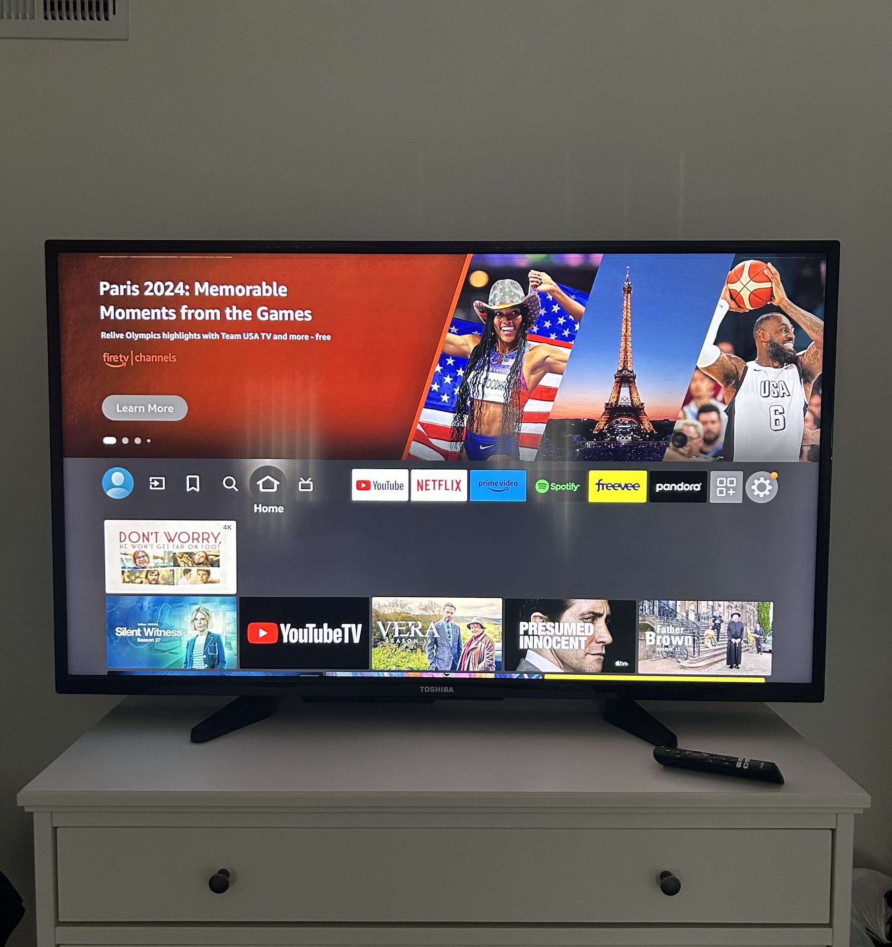 TV Toshiba 50" LED 4K UHD 2160p Smart with HDR - Fire TV *Great Condition*