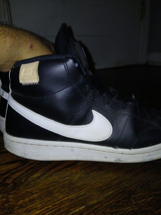 Nikes Blk/white (Gone Soon)