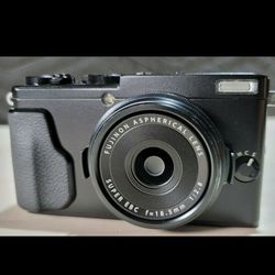 Fuji X-70 Digital Camera  Smaller and better than x100 series  ( X70 )