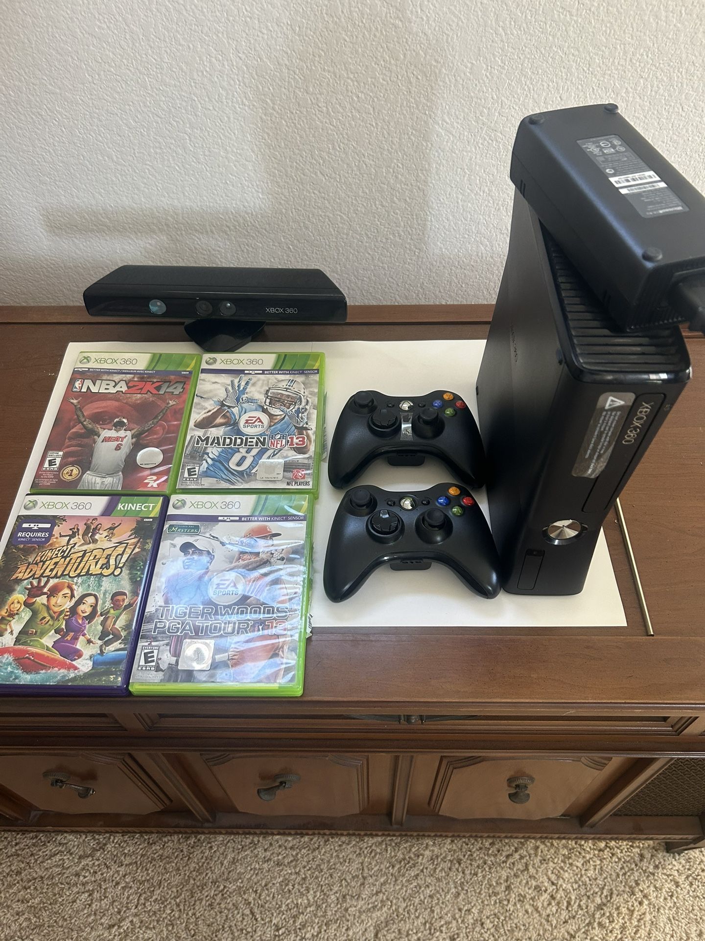 Xbox 360s Kinect Bundle 250 GB. 2 Controllers 4 Games.