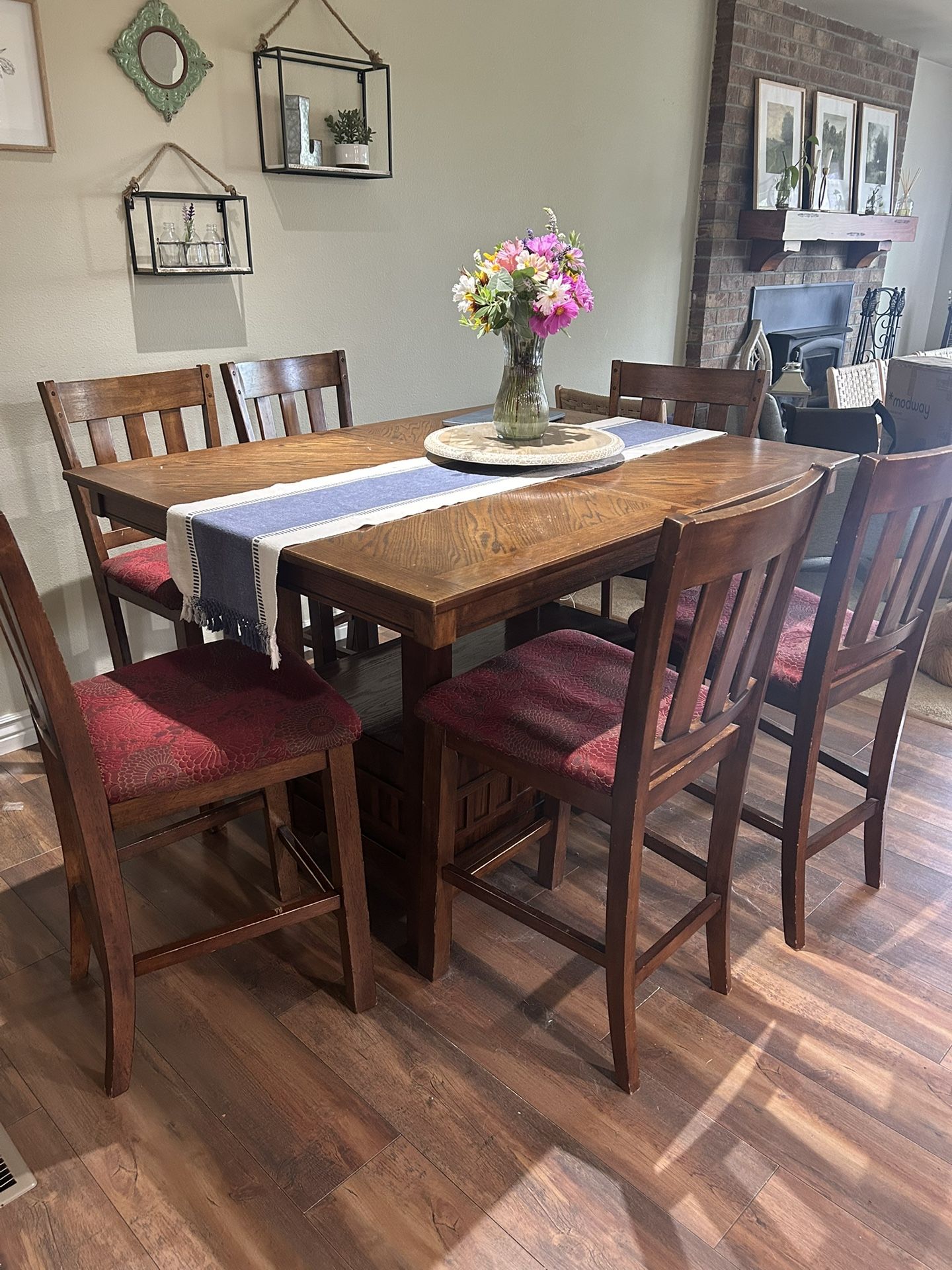 Dining table and 6 Chairs 