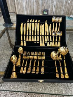 Gold dinner ware