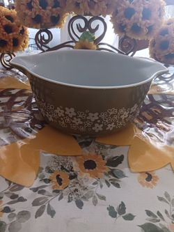 Glass bowl kitchen bowl 🥣 good condition don't see a name brand .