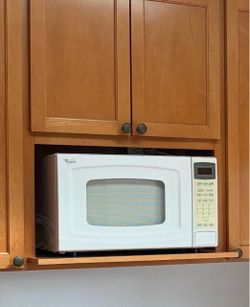 Whirlpool countertop microwave oven in white