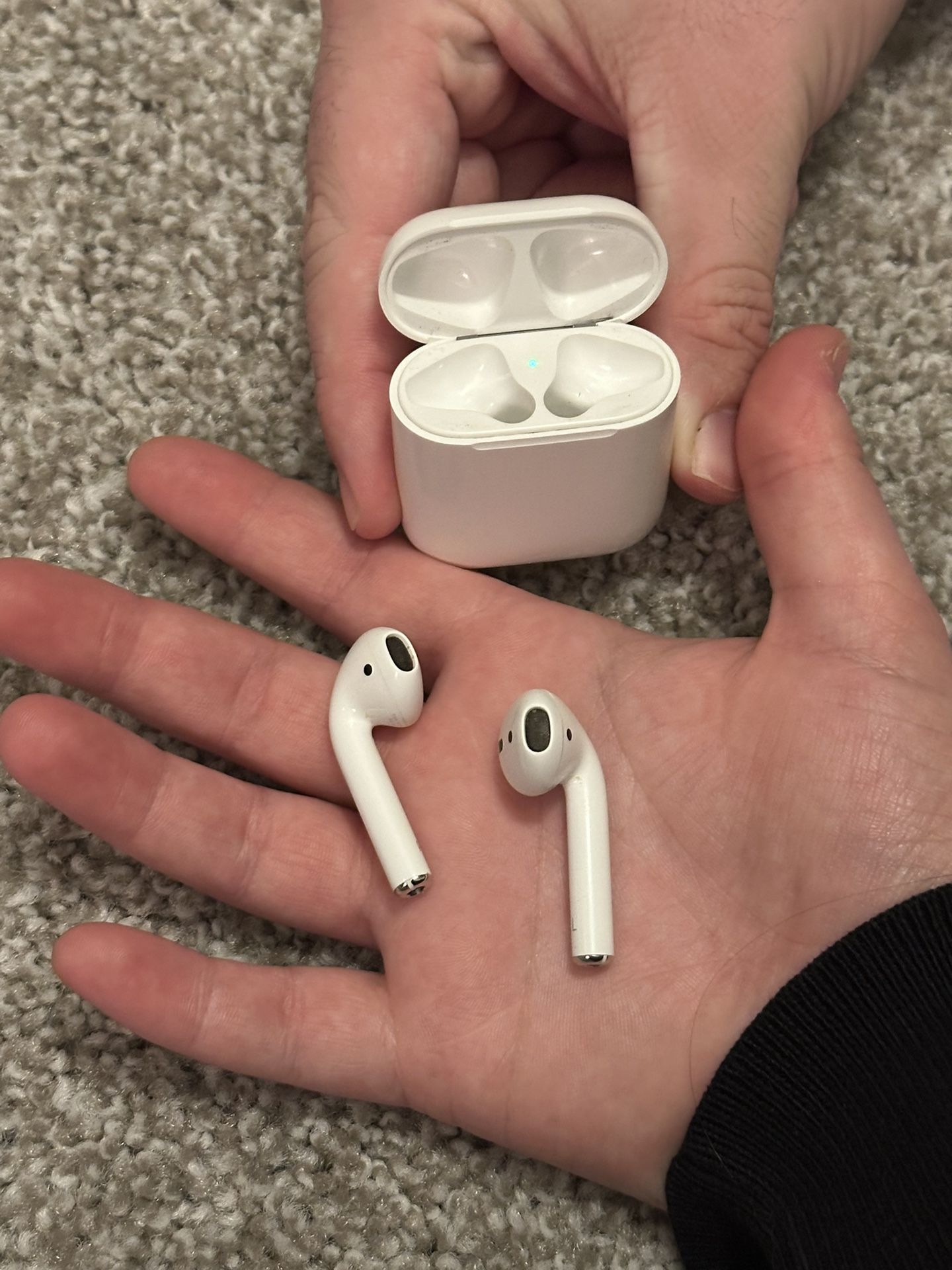 Wireless Earbuds - AirPods (2nd generation) (Used)