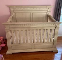 Kingsley 4-in-1 Convertible Crib with Full Size Bed Conversion Kit