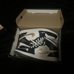 Jordan 1 Mid Patent Black White Gold 