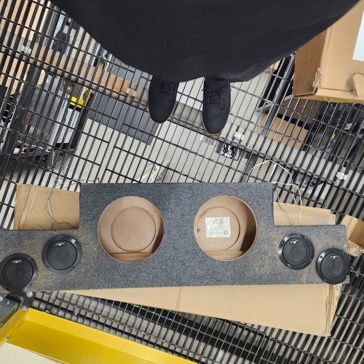 Cateye Silverado Subwoofer Box.. 2 10in Subwoofer Box. With 4 Mid Range Speaker