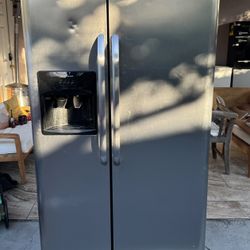 $150 OBO – Frigidaire Stainless Steel Side-by-Side Refrigerator (FFHS2611PFEA)