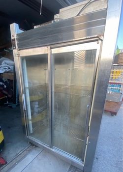 ❄️ TRAULSEN GLASS DOOR COMMERCIAL REFRIGERATOR — $1,000 FIRM ❄️ 💰 RETAIL PRICE: APPROX. $27,770 📍 Okeechobee, Florida 🚚 Delivery Available Within