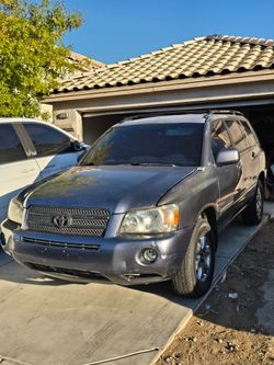Toyota Highlander SUV Gray