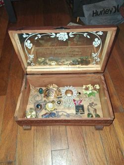 Jewelry and jewelry box