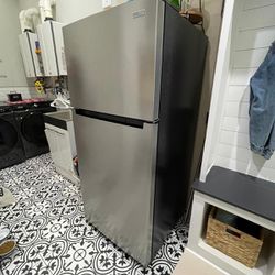600$ Vissani 18.5 Cu. Ft Top Freezer Refrigerator