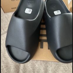 New Yeezy onyx Slides $180 (Size 7)