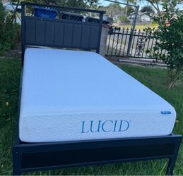 Beutiful Twin bed with good mattress set
