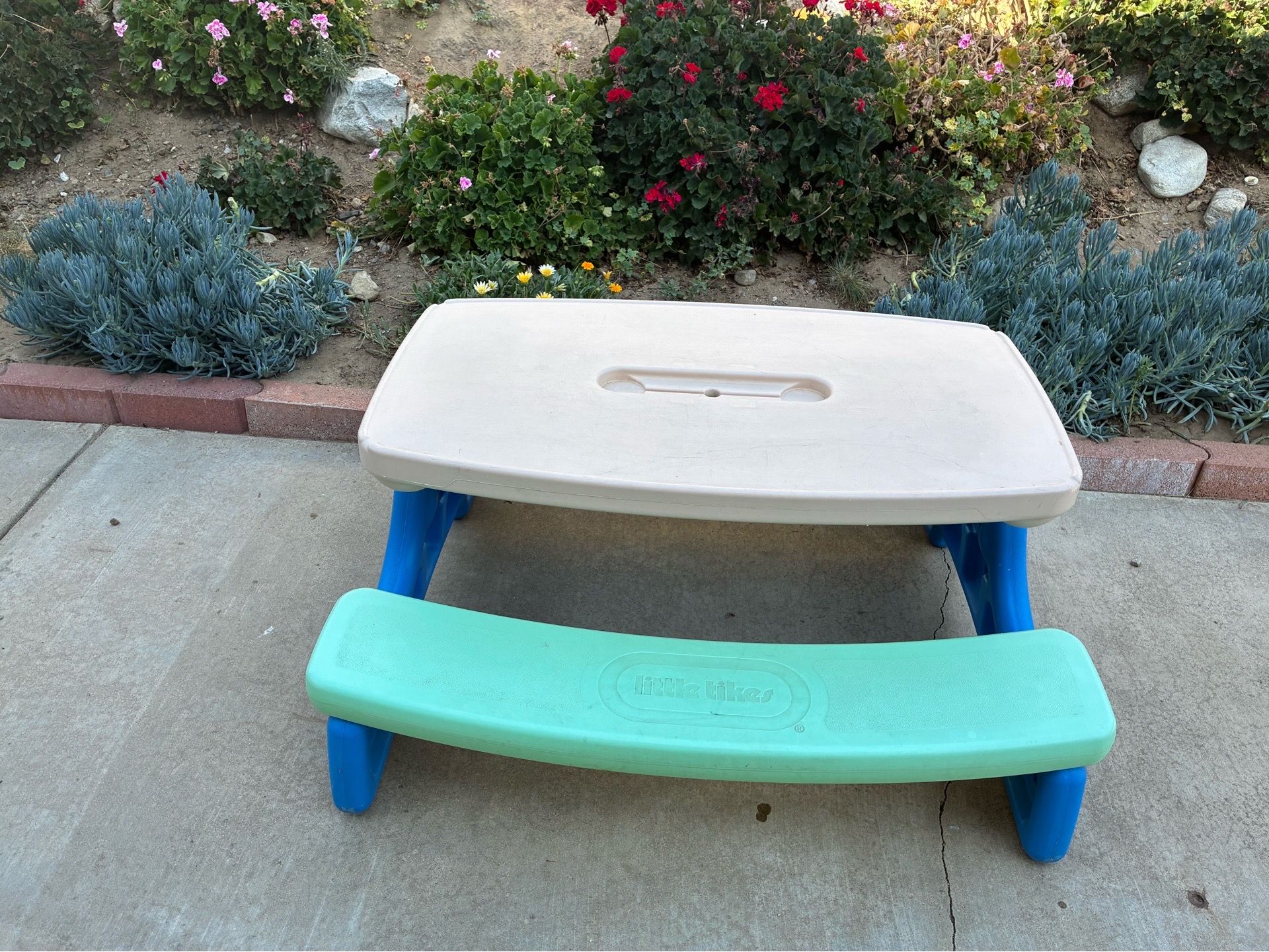 Little Tikes Easy Store Picnic Table