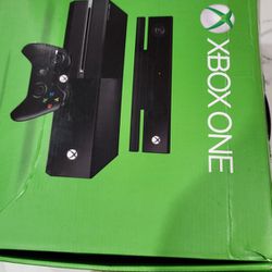 Xbox One Come With The Free Headphone And Camera