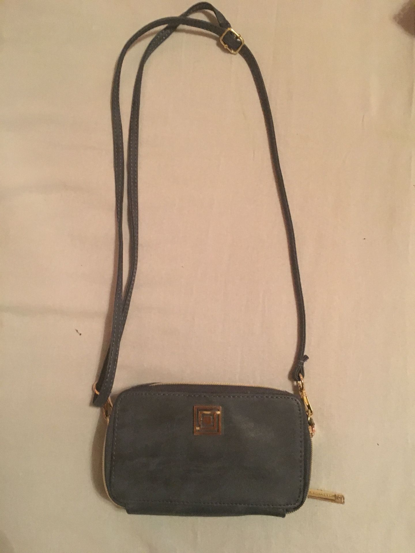 Liz Claiborne phone charging crossbody purse