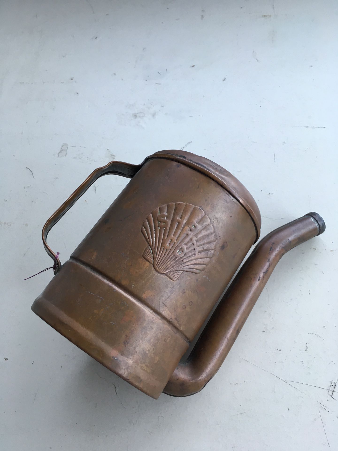 Shell (1)qt swing spout oil can. SHELL. CO is embossed on side of can. Oil Can is copper color. Pickup and cash only!! Price is firm!