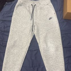 Nike tech sweatpants 
