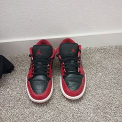 JORDAN 1 LOW TOP BLACK AND RED