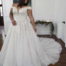 Essense of Australia Plus Size Wedding Dress Size 22 + Veil & Hoop Skirt