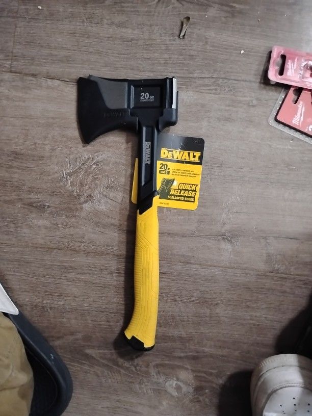 DeWalt 20 Oz Hachet