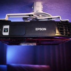 Epson 7220 Projector w/motorized SCRREN 