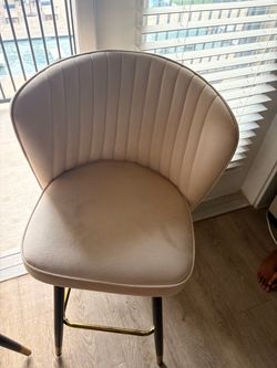 2 barstools
