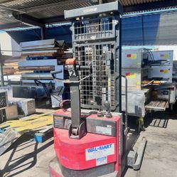 Electric Pallet Stacker RAYMOND