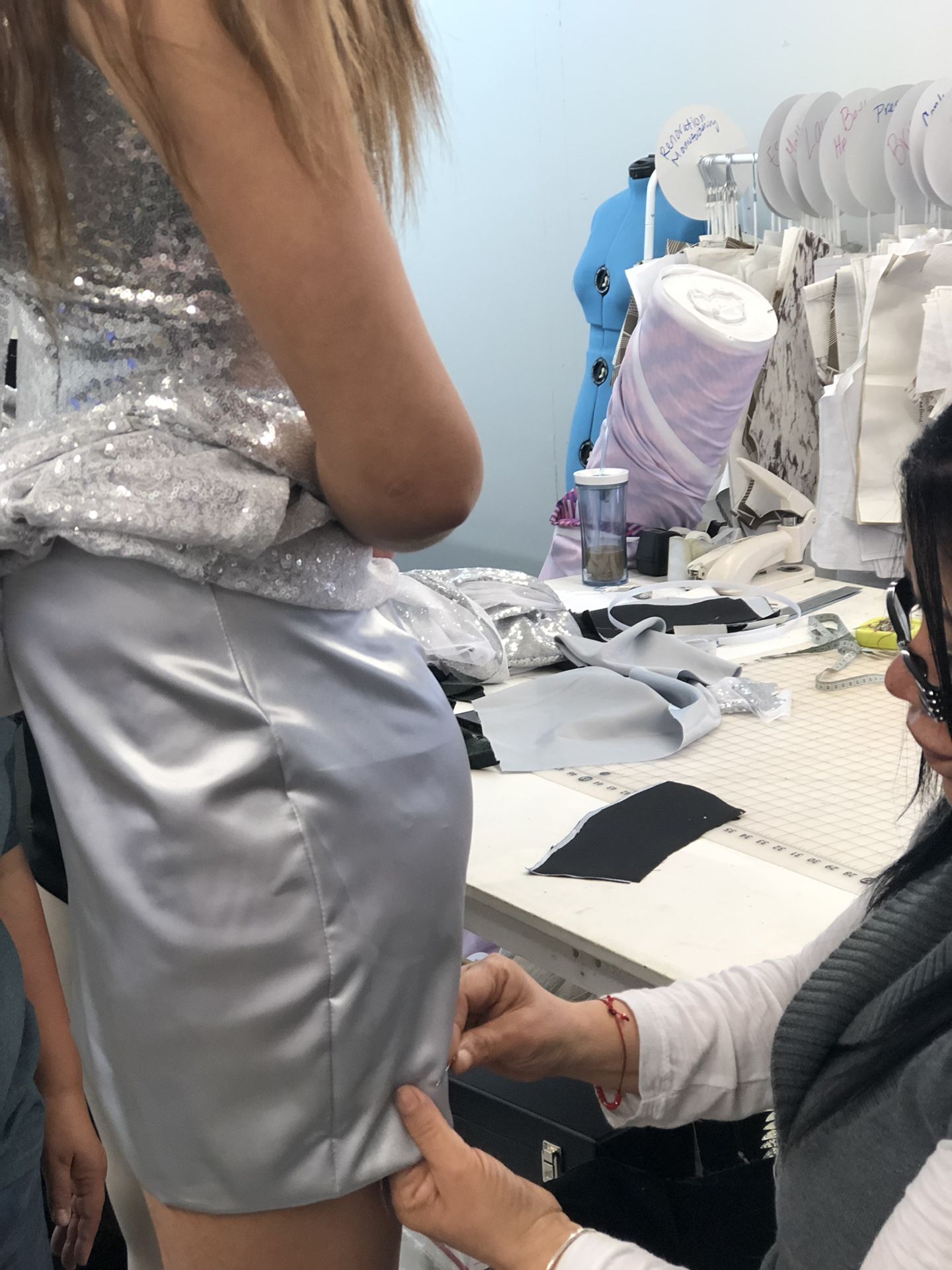 Se hace vestidos completos y Alteraciones