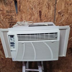 Air Conditioner 6,000 Btu Ice Cold Like New 
