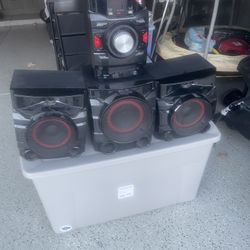 Excellent Condition LG BOOM BOX. 700 Watts. AM FM. C/D Player. 