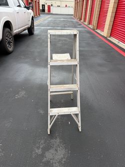 Aluminum a frame 4 foot ladder