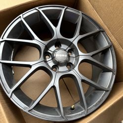 18” Momo Wheels Comes With The Bolts And Lock 