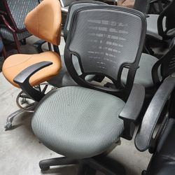 FOUR MATCHING ADJUSTABLE MESH BACK OFFICE CHAIRS 