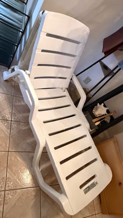 Sun lounger chair with cushion