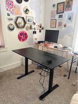 Electronic sit to stand desk