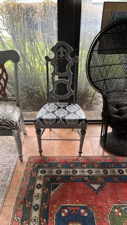 VINTAGE DECORATIVE CHAIR