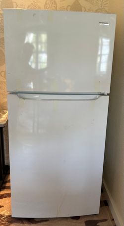 2025 Frigidaire 18.3 Cu. Ft. Top Freezer Refrigerator – White – Excellent Condition