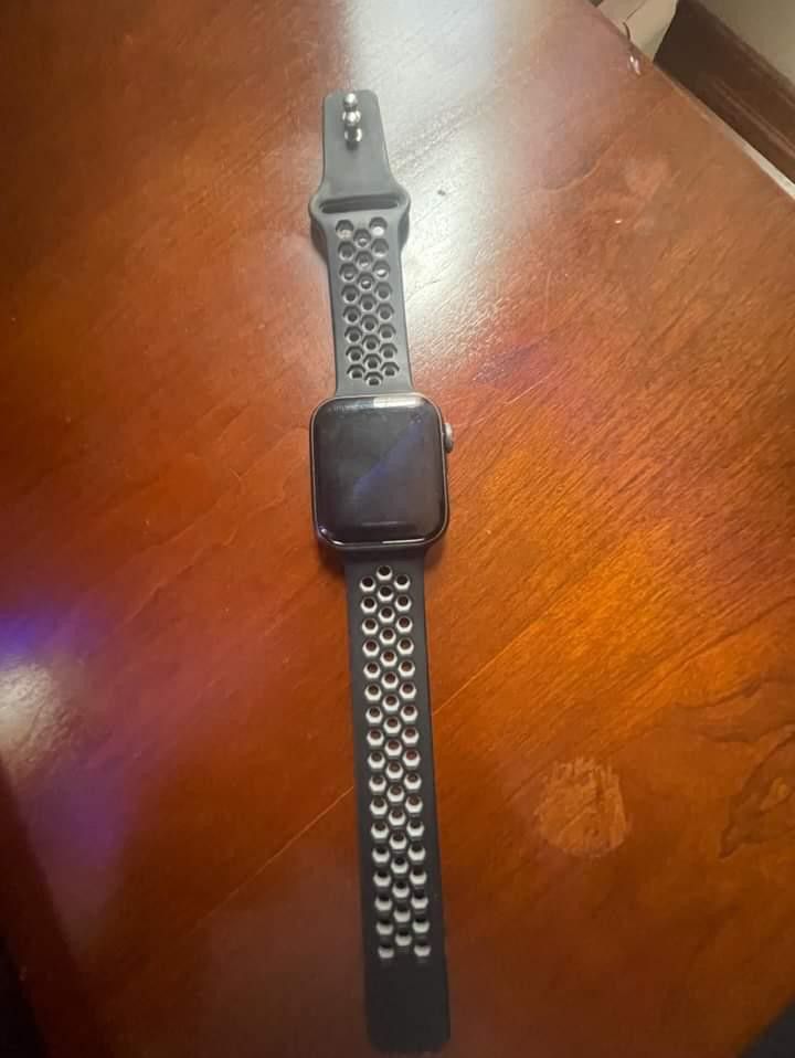 Series 4 Apple Watch Very Good Condition 