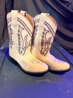 Shyanne girls sz 2 White Western Cowboy Boots with Embroidery