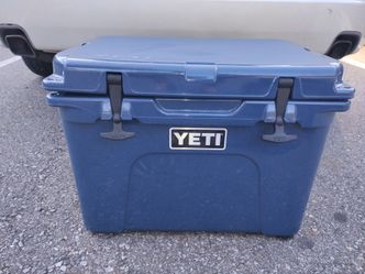 Like new Navy Yeti 35 Qt Tundra