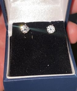 1carat 14kt white gold earrings
