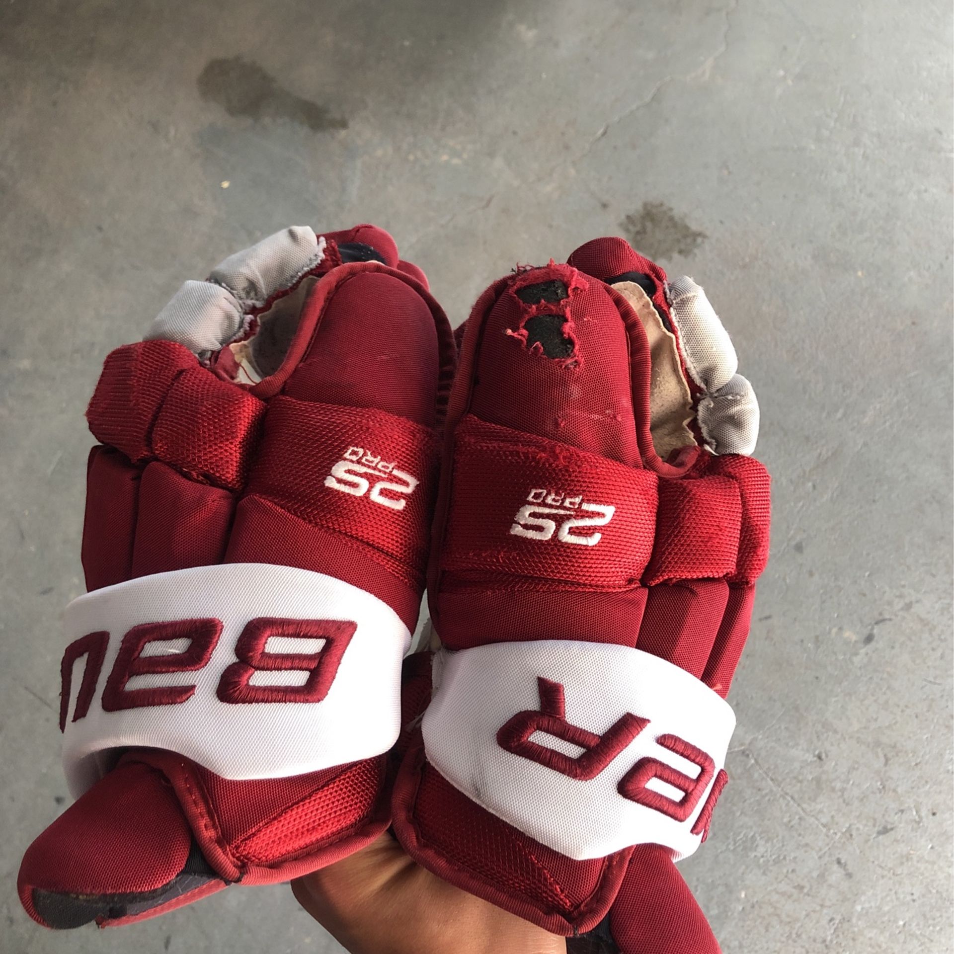 Umass Amhurst 14” Bauer supreme 2S pro Maroon Hockey Gloves Pro Stock