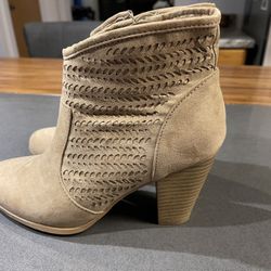 Really Cute Women’s Ankle Boot, Size 8