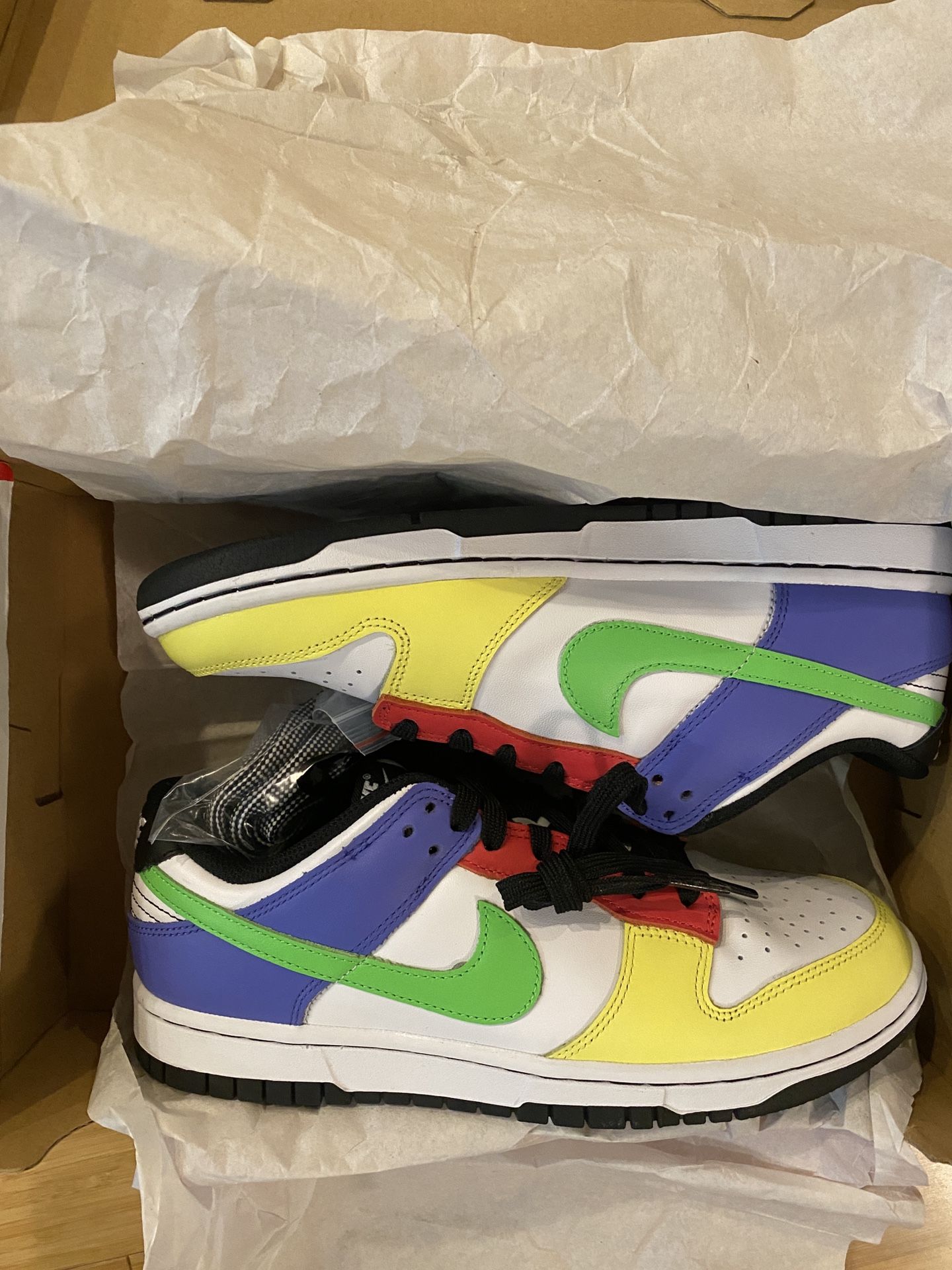 DS Nike Dunk Low Women’s Green Strike Size 8