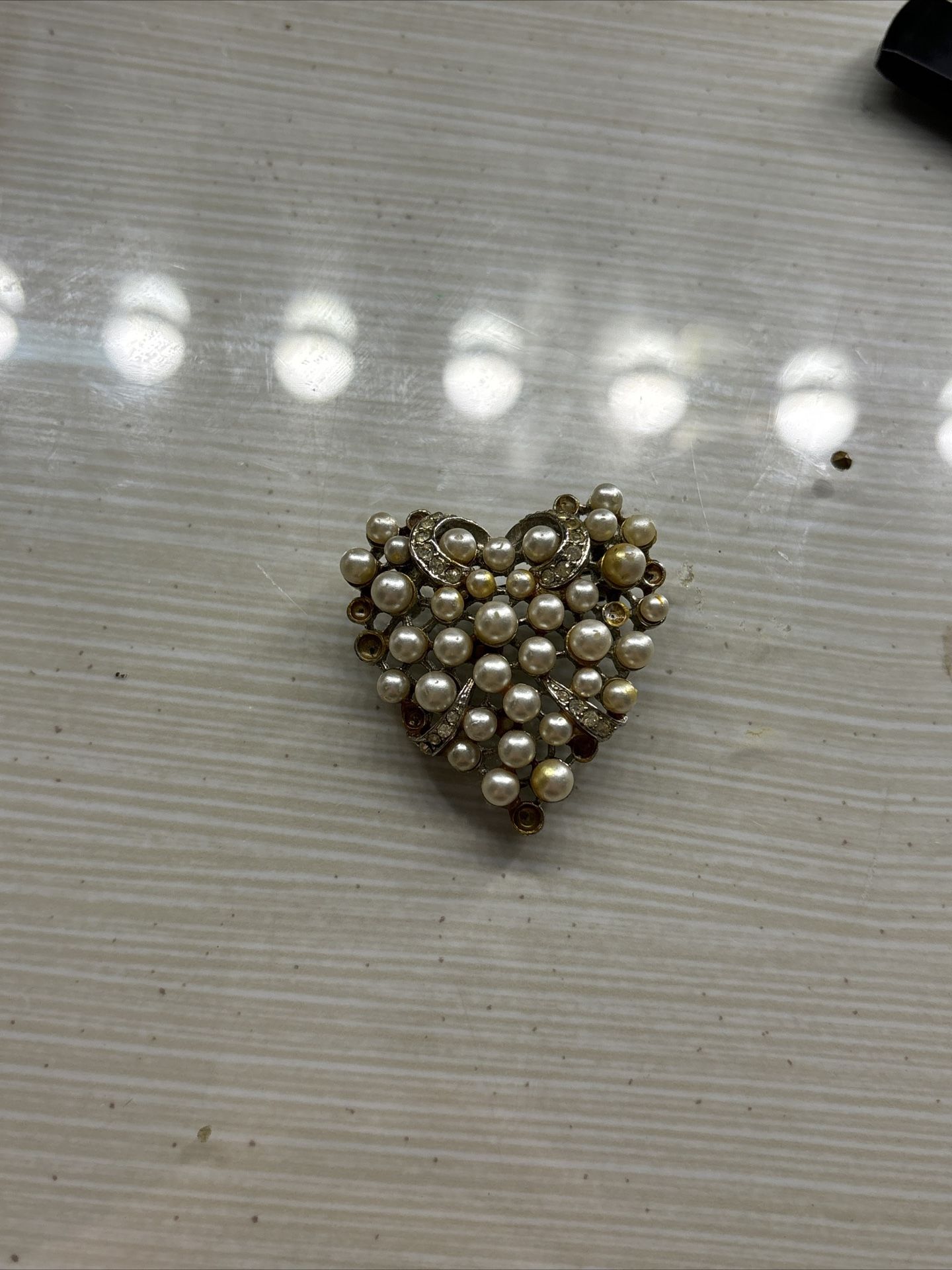 Statement Signed ART 3D Cushion Faux Pearl Gold Tone Heart Brooch Vintage 2 1/2"