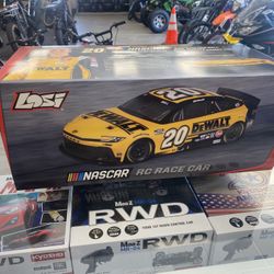 Losi 1/12 NASCAR RC Racecar Christopher Bell #20 DeWalt 2025 Toyota Camry 2S AWD RTR
